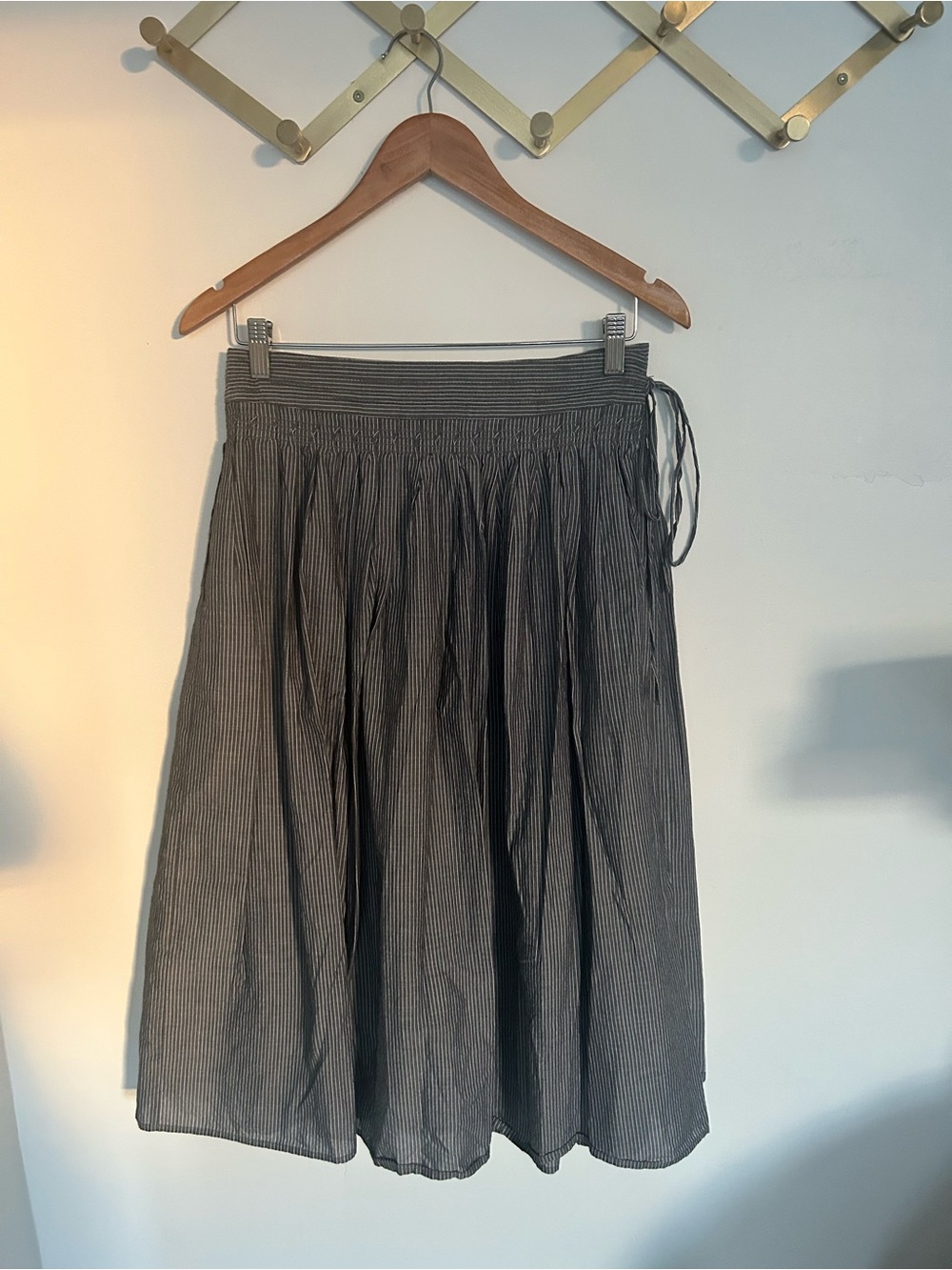 Vince Slate-black Striped Midi Skirt with Smocked Waist - Picture 3 of 7